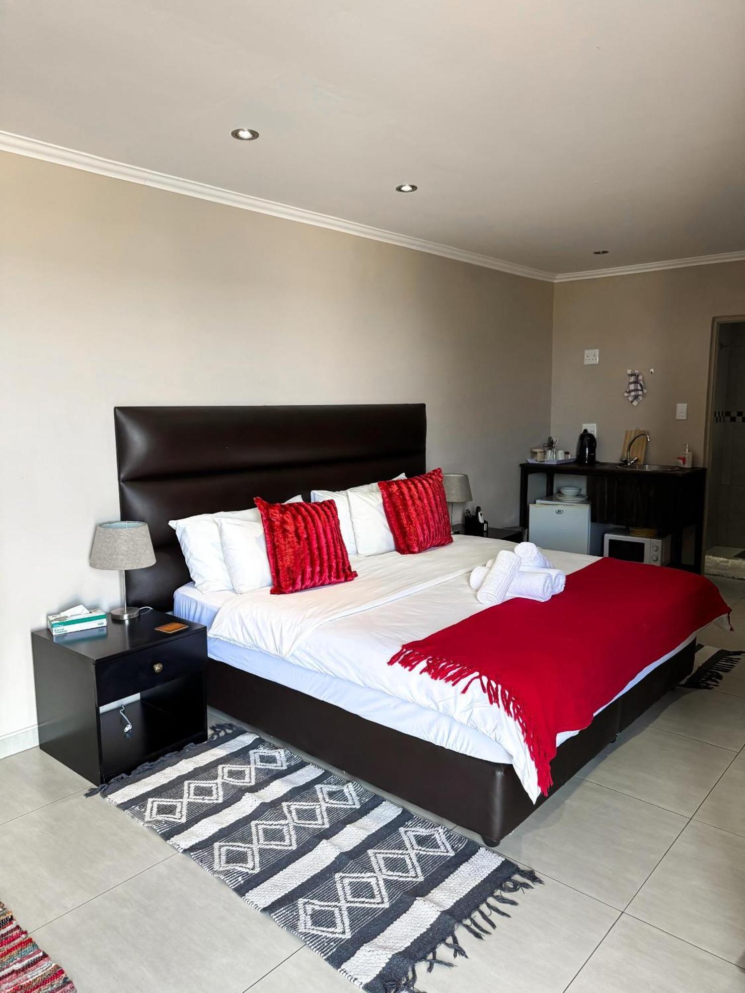 Cavallo Guesthouse Виндхук Экстерьер фото